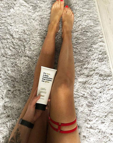 it's love. a daily moisturiser that makes me glow... balsam stopniowo brązujący